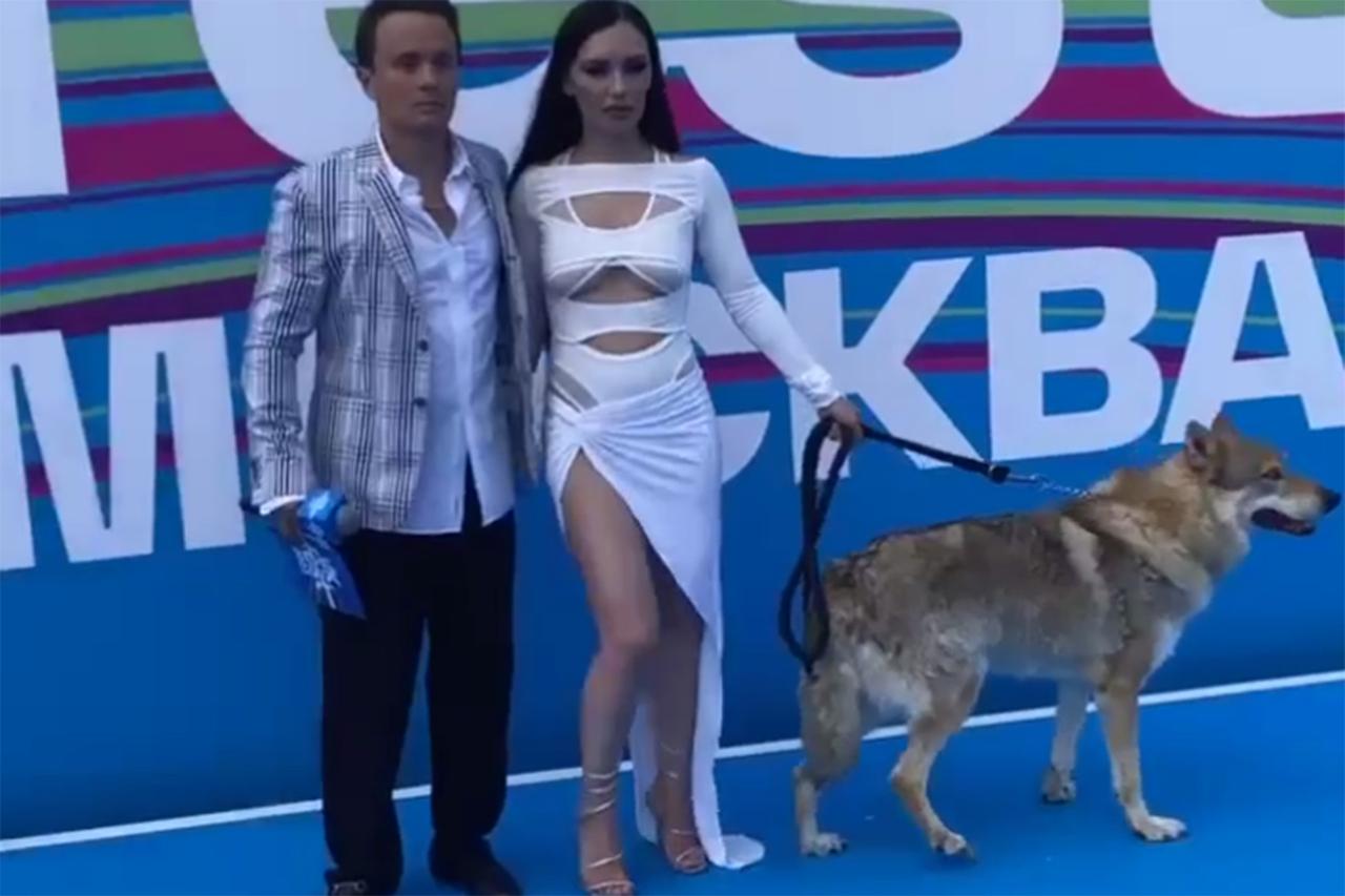 Экс-солистка «Серебра» прошлась с волком в центре Москвы и попала на видео