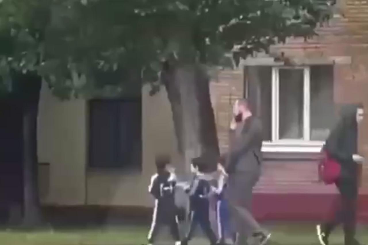 Ведущий детей на поводках мужчина попал на видео в Москве