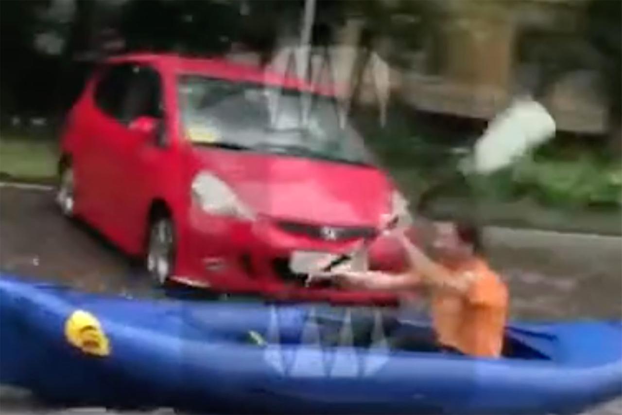 Москвич выплыл на улицу на лодке во время ливня и попал на видео