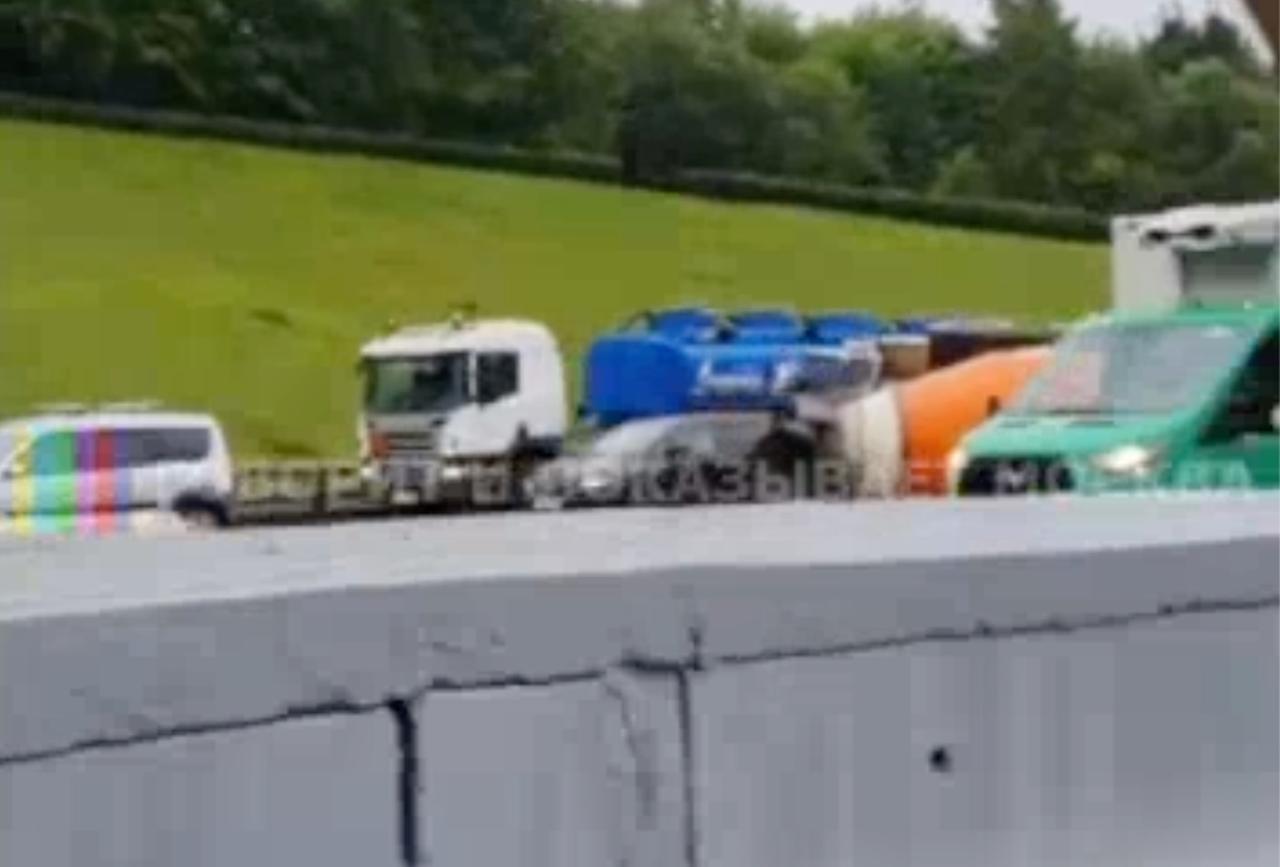 Пробка на МКАД из-за перевернутой бетономешалки попала на видео