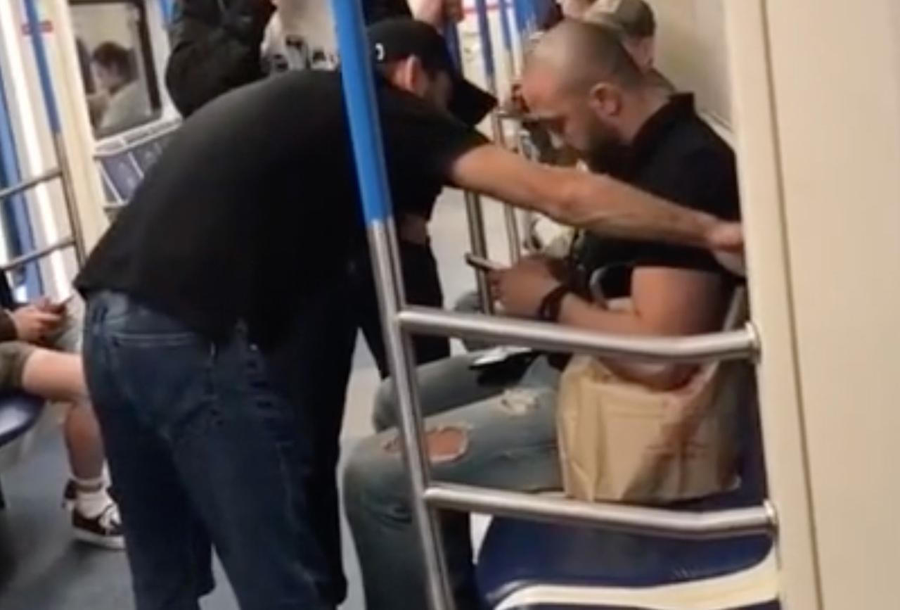Конфликт между пассажирами метро в Москве попал на видео