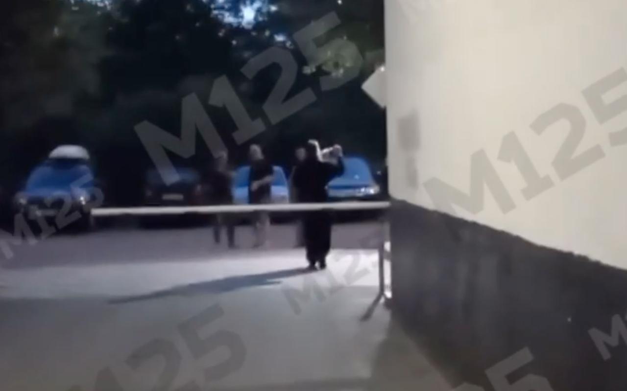 Служитель церкви освятил шлагбаум по просьбе москвичей и попал на видео