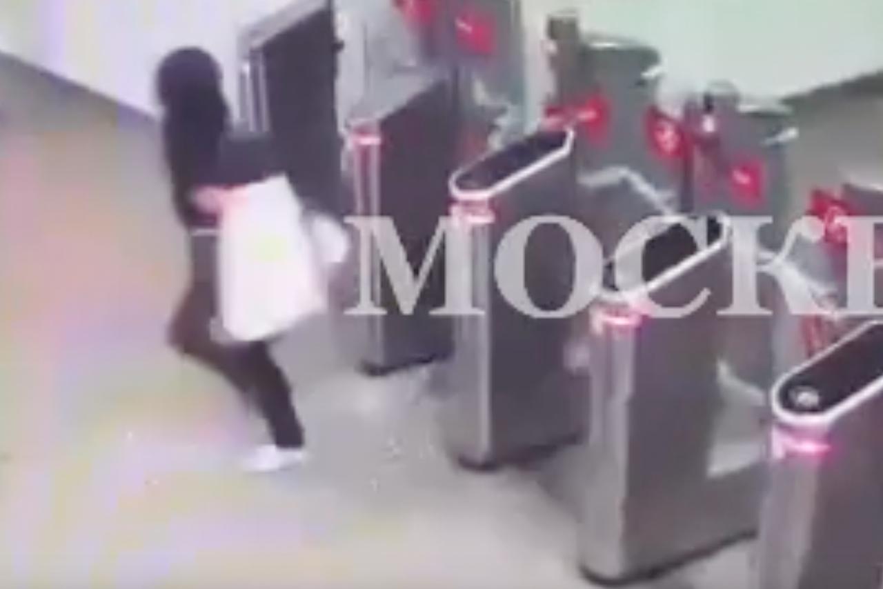 Пассажирка московского метро разбила турникет и попала на видео