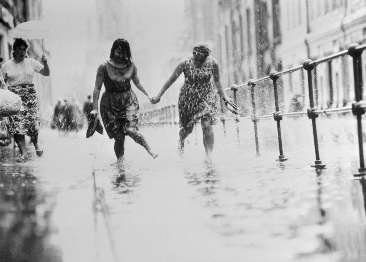 Москвичи обсудили босоногие прогулки под дождем