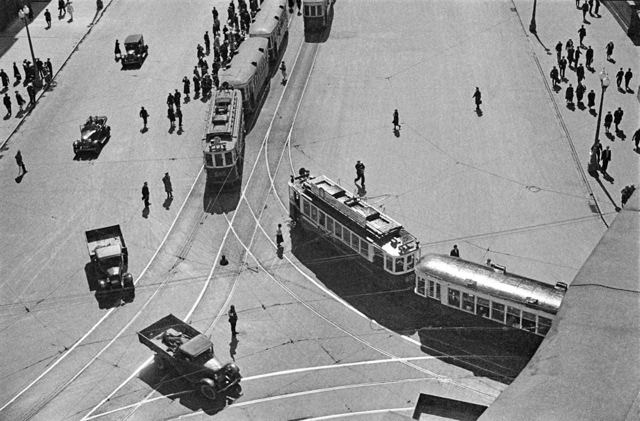 Москвичи вспомнили трамвайные линии на Красной площади