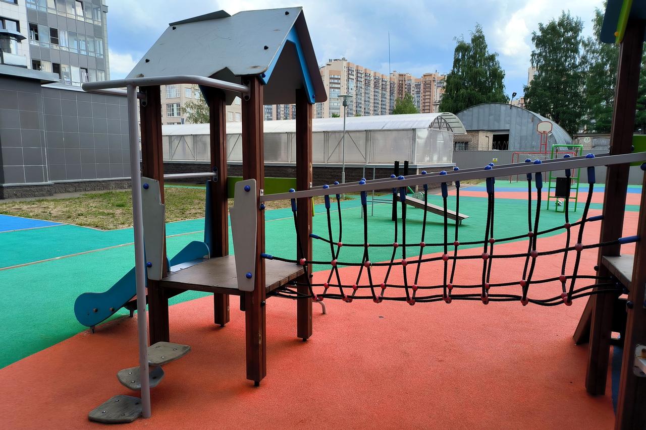 Ребенок помочился на детской площадке и вызвал споры жителей Подмосковья