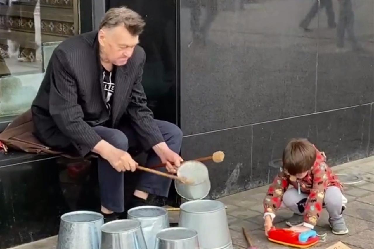 Юный уличный музыкант в Москве попал на видео и умилил пользователей сети