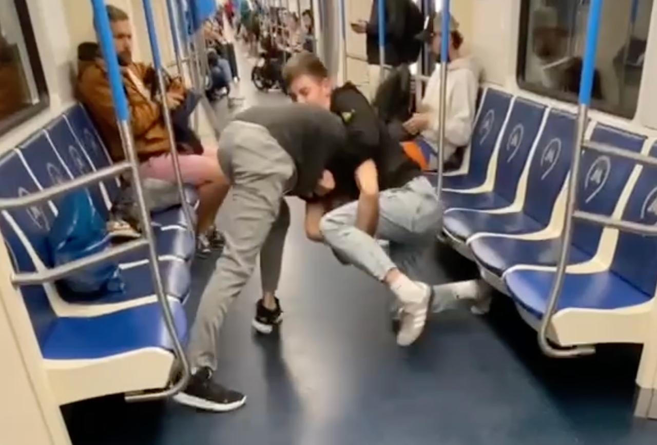 Бой в стиле ММА в вагоне московского метро попал на видео
