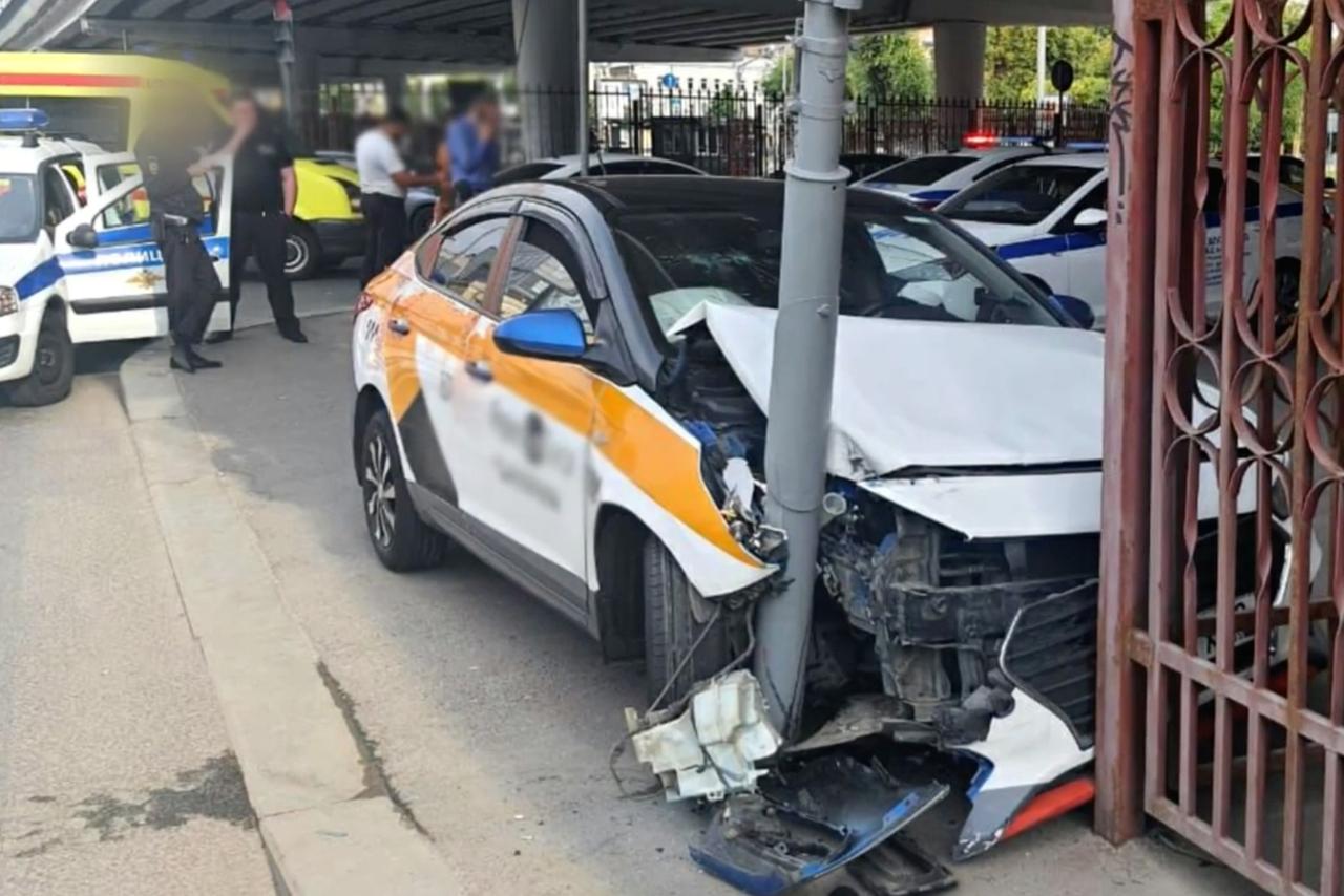 Пьяный иностранец угнал такси и врезался в светофор в центре Москвы