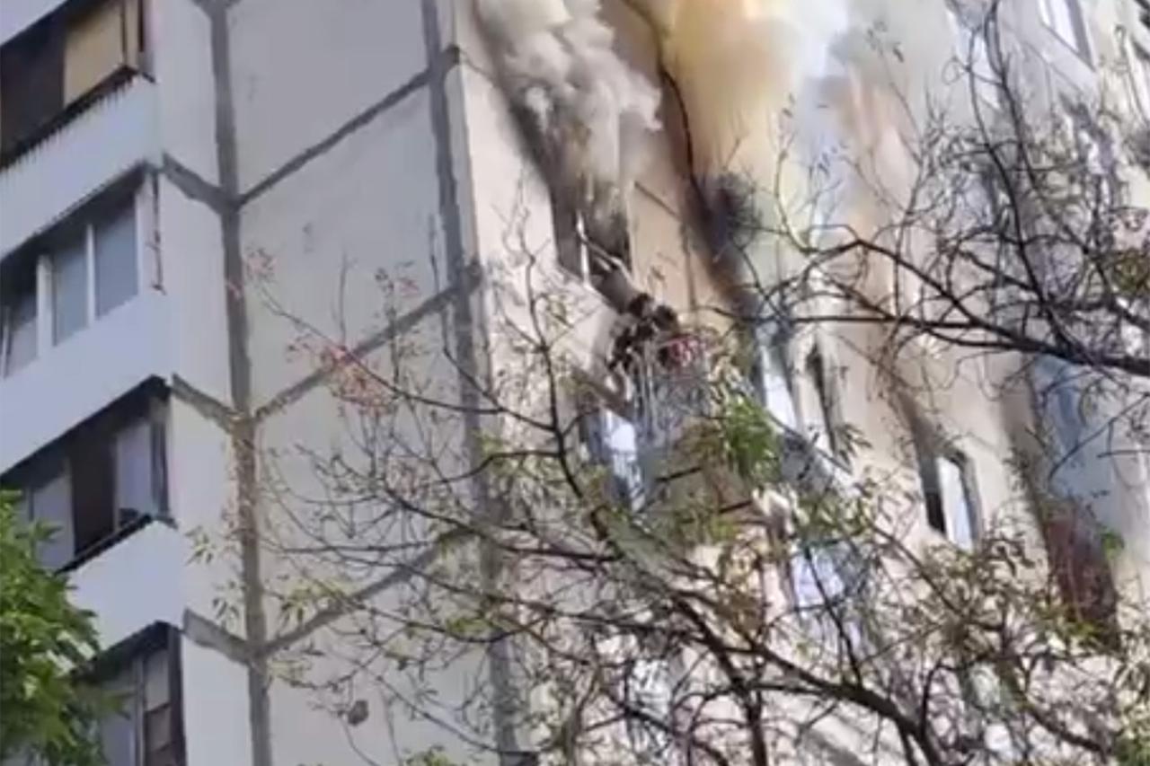 Спасение человека из горящей квартиры в Москве попало на видео