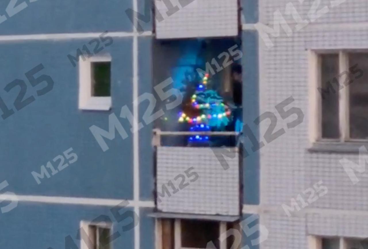 Новогодняя елка на балконе многоэтажки развеселила москвичей