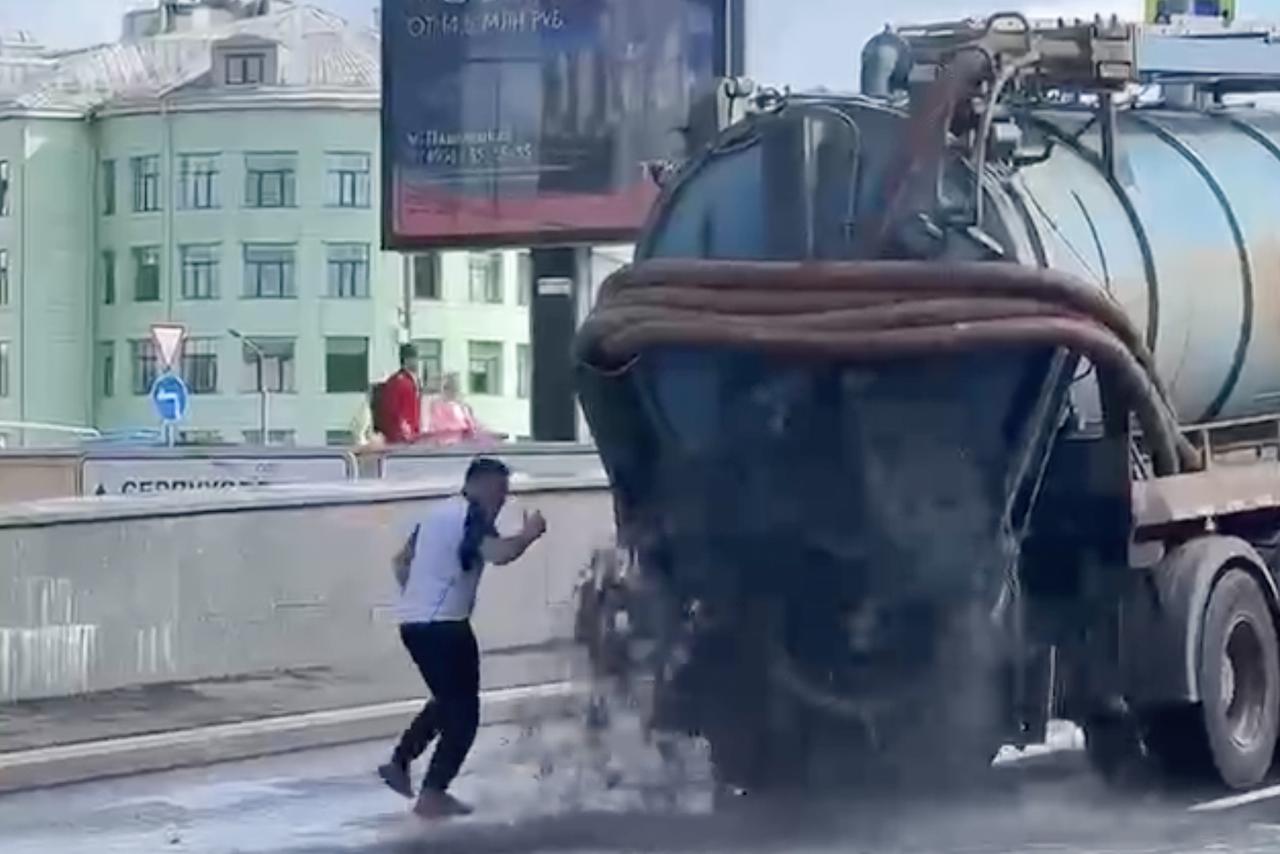 Автомобиль ассенизаторской службы затопил улицу в Москве и попал на видео
