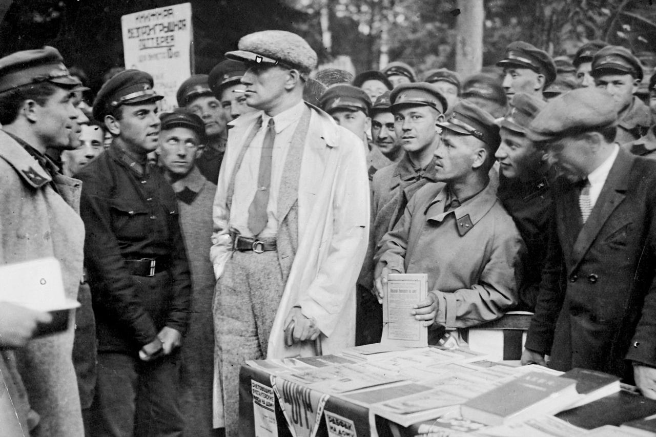 Поэт Владимир Владимирович Маяковский. Репродукция.