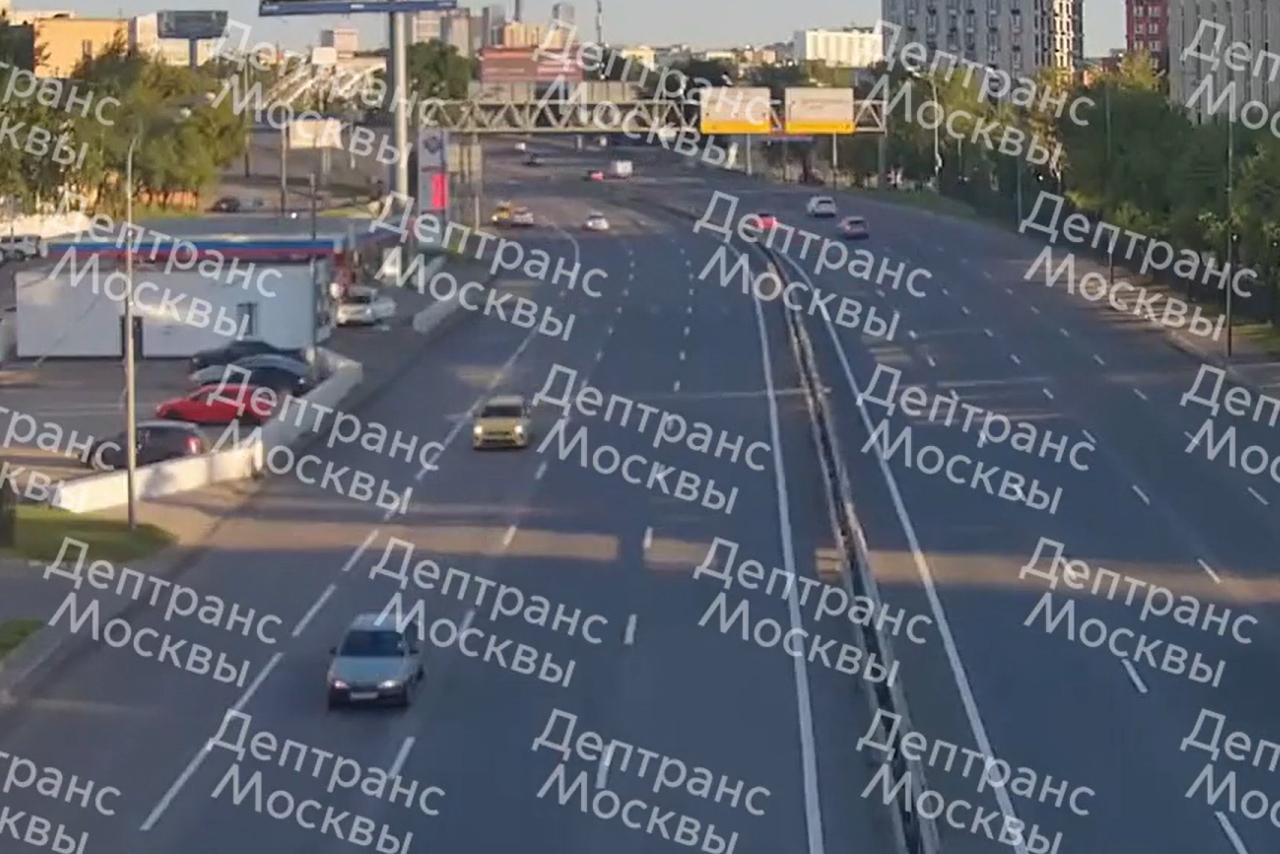 Лобовое столкновение авто и такси на ТТК в Москве попало на видео