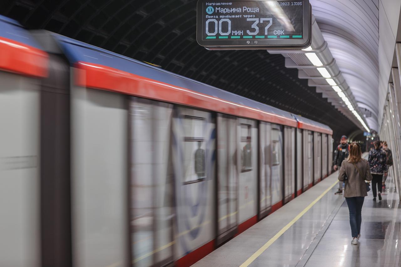 На участке «салатовой» линии метро в Москве остановлено движение поездов