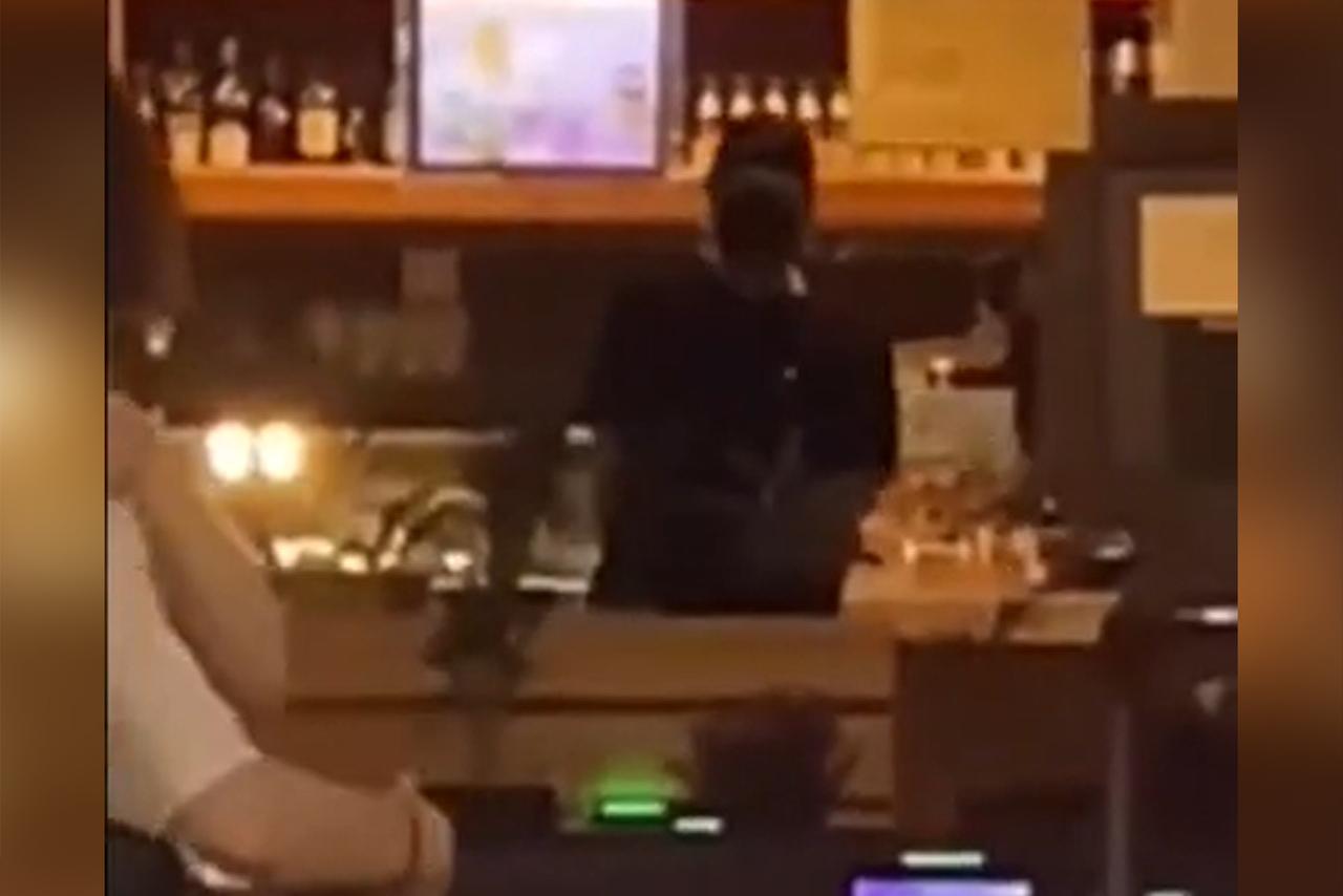 Мужчина разгромил «Шоколадницу» в центре Москвы и попал на видео