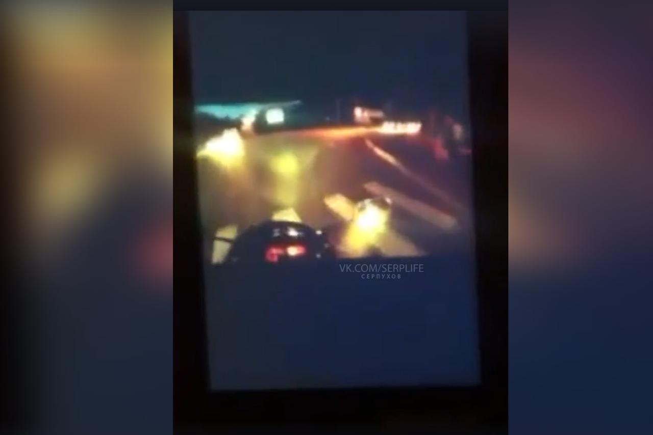 Мотоцикл на скорости проехал на одном колесе и устроил ДТП в Подмосковье