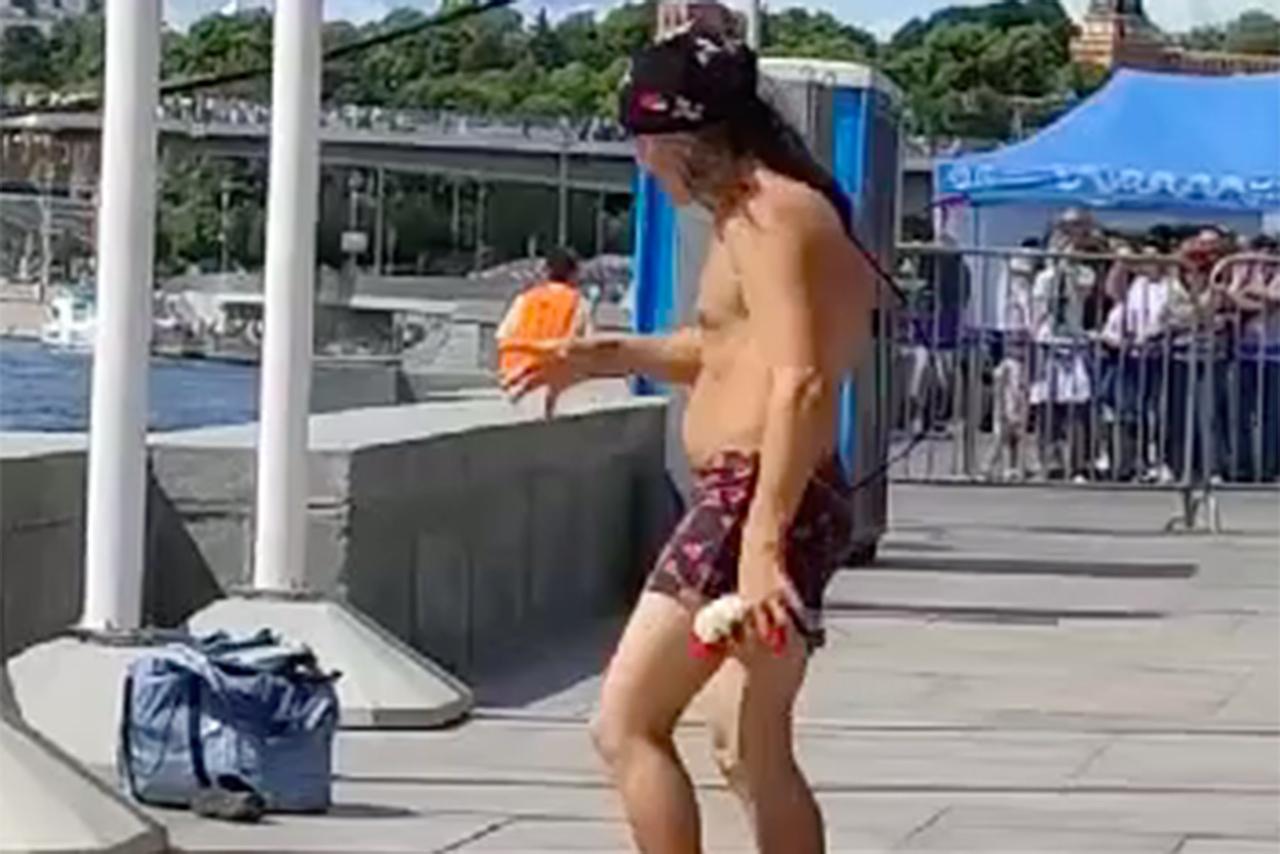 Мужчина на каблуках и в трусах устроил танцы в центре Москвы и попал на видео