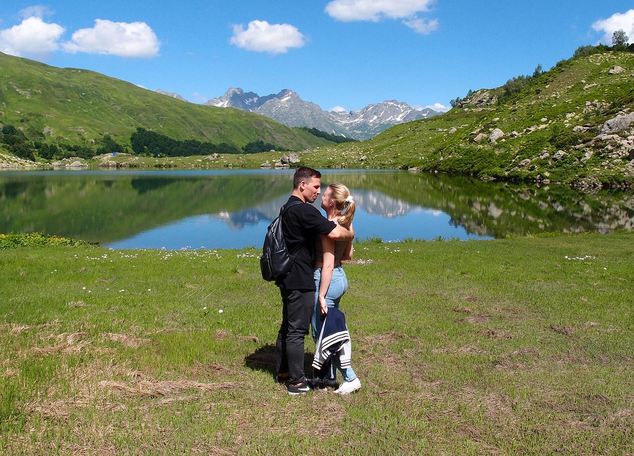 «Там сидят отбросы общества? Это стереотип». Как Tinder заставил пожениться людей, не веривших в знакомства в Сети