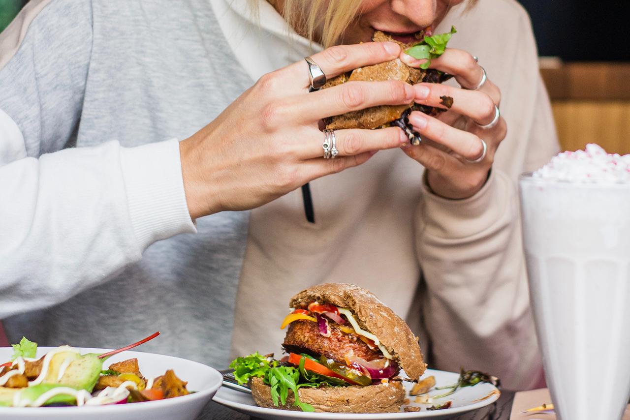 Эндокринолог предупредила об опасности «волчьего голода»