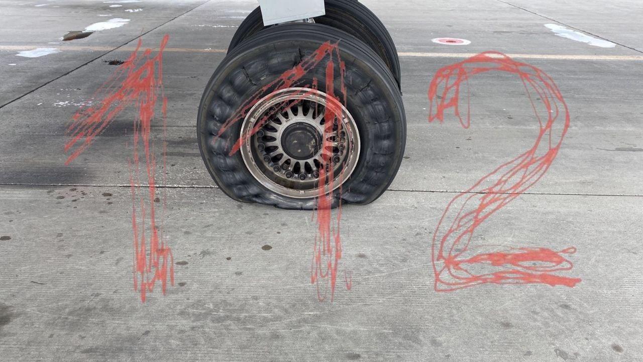 У самолета лопнуло колесо при посадке в столичном аэропорту