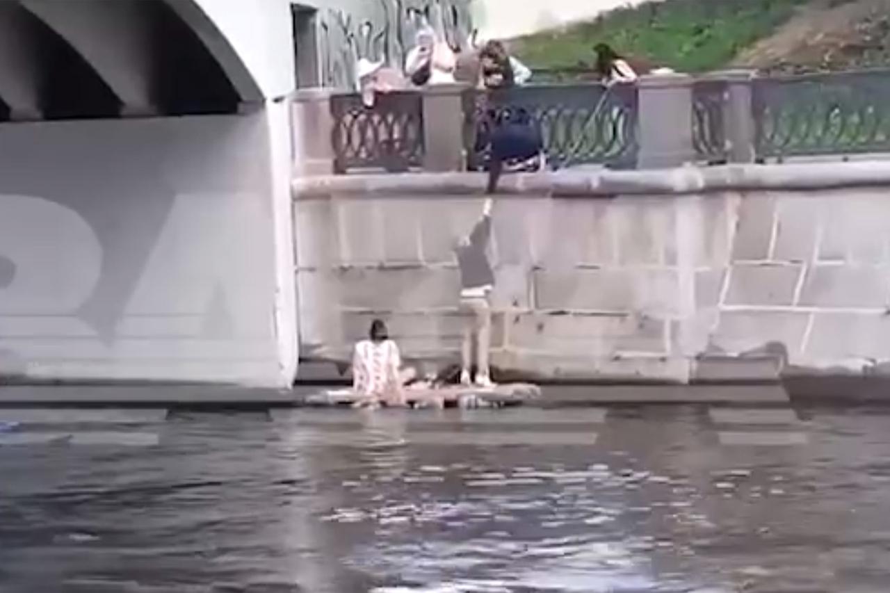 Двое парней на самодельном плоту на Москве-реке попали на видео