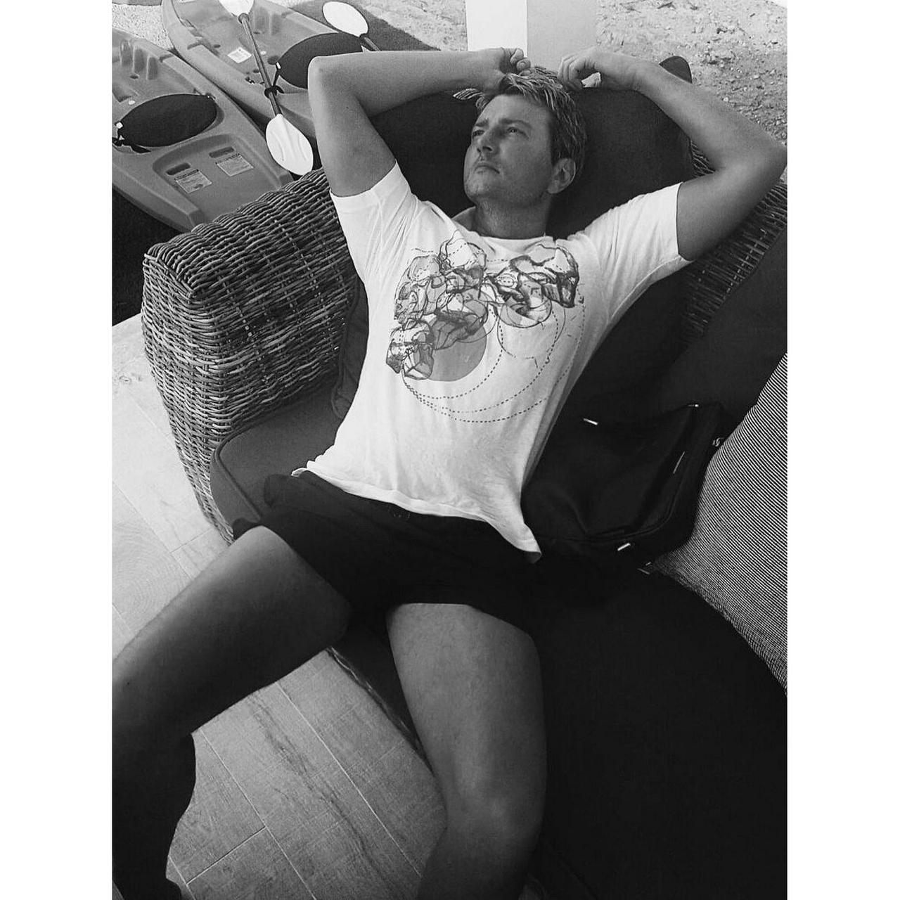 Фото Николая Баскова в коротких шортах вызвали споры пользователей сети