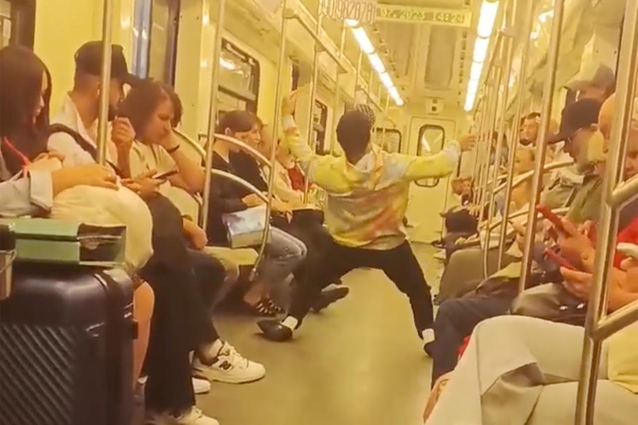 Танцор в вагоне московского метро попал на видео и возмутил пользователей сети