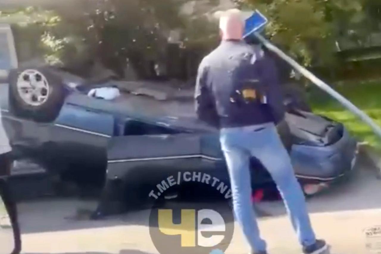 Автомобиль влетел в автобусную остановку в Москве и попал на видео