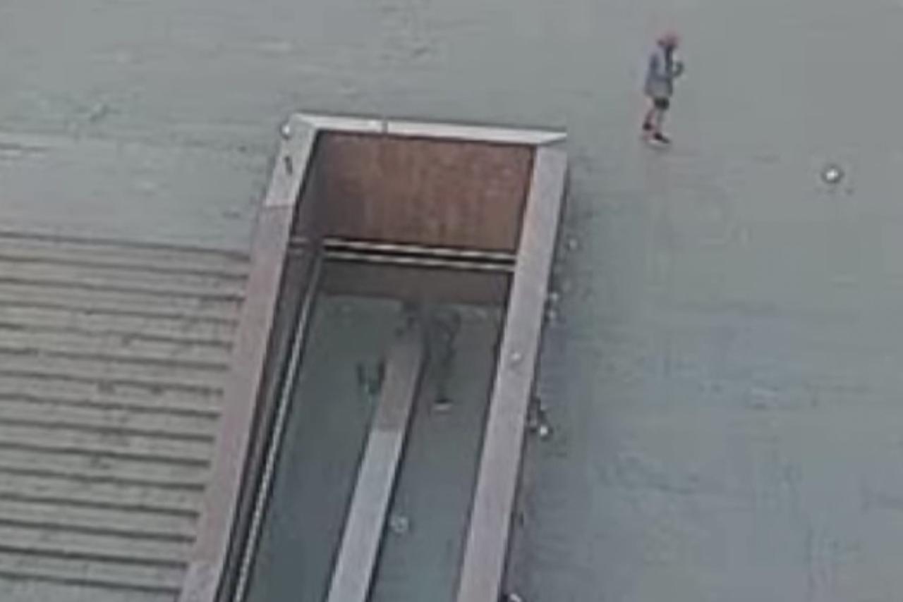 Избиение и ограбление москвички в подземном переходе попали на видео