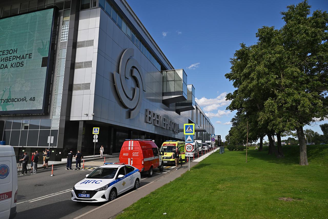 В столичный ТЦ «Времена года» вновь вызвали спасателей