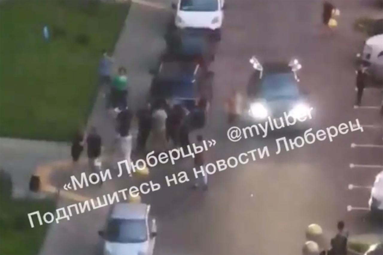 Потасовка мужчин и женщин в подмосковном дворе попала на видео