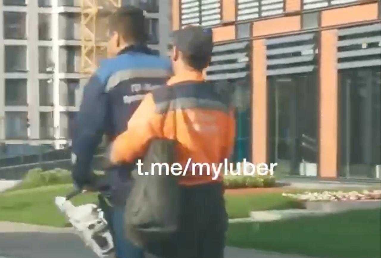 «Чипа и Дейла» с бензопилой на электросамокате заметили на улице в Подмосковье