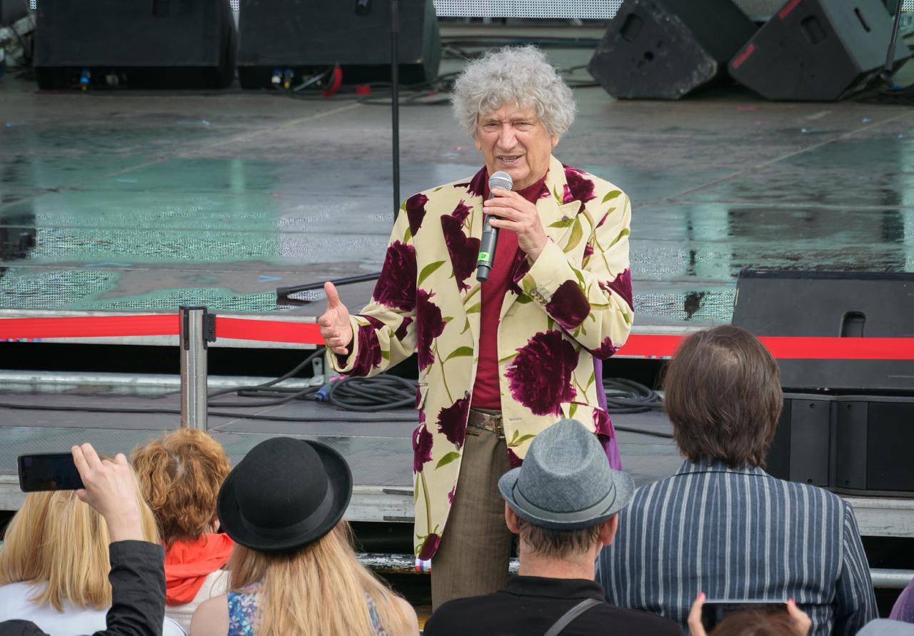 Знаменитый поэт-песенник признался в чувствах к обеим женам