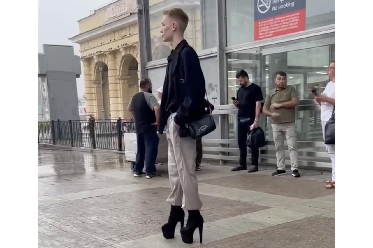 Пользователей сети рассмешил лайфхак москвича для защиты ног во время дождя