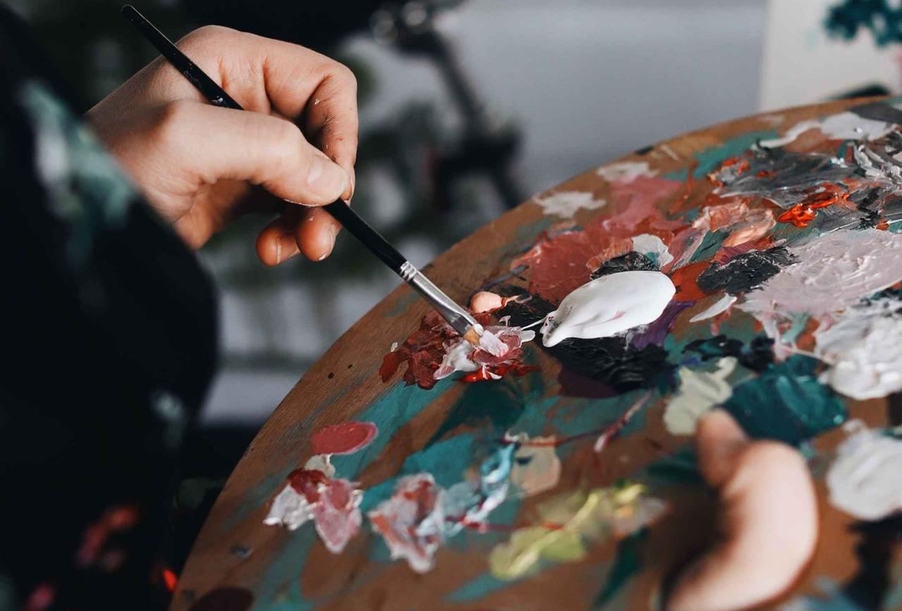 Голый «натурщик» вышел к художницам в московском парке и попал на видео