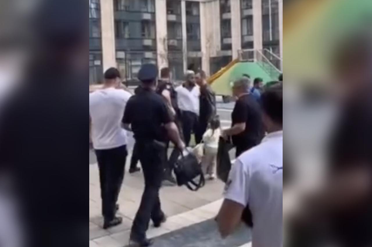 Опубликовано видео задержания угрожавшего убийством собак в Москве мужчины
