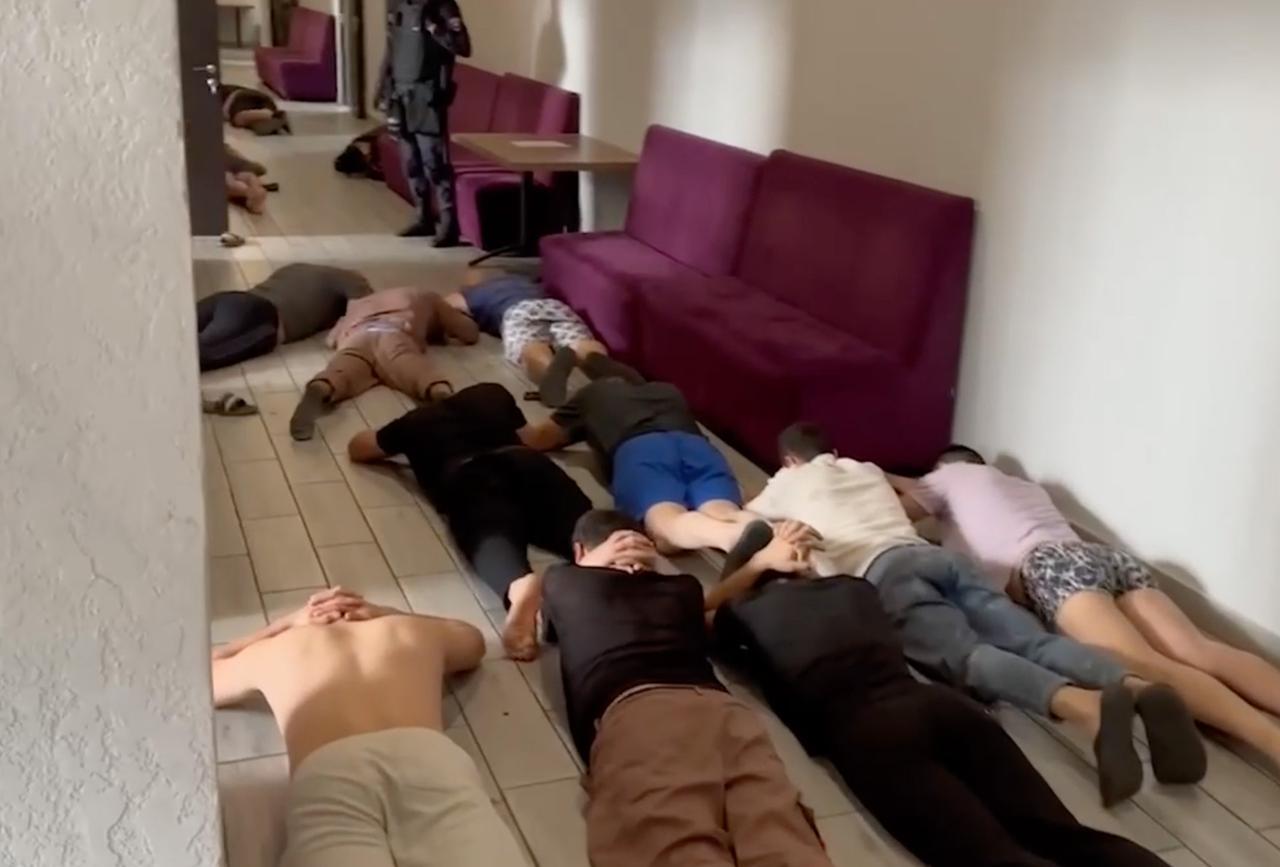 Полицейский рейд с задержанием нелегалов в Москве попал на видео