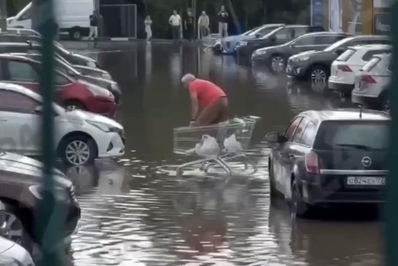 Москвич придумал необычный способ перейти затопленную улицу и попал на видео
