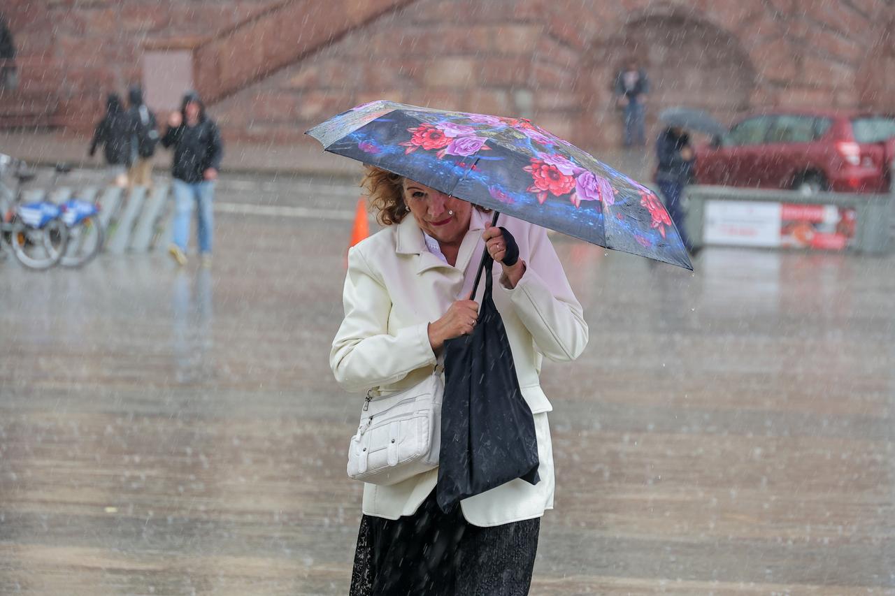 Москвичей и жителей области предупредили об опасной погоде