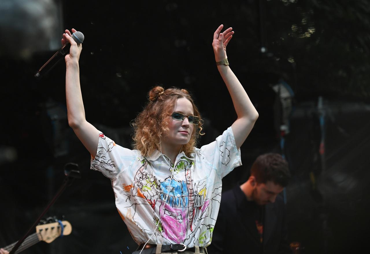 Поклонники заподозрили певицу Монеточку в новой беременности