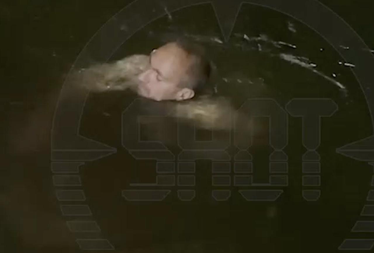 Заплыв полуголого мужчины на Чистых прудах в центре Москвы попал на видео