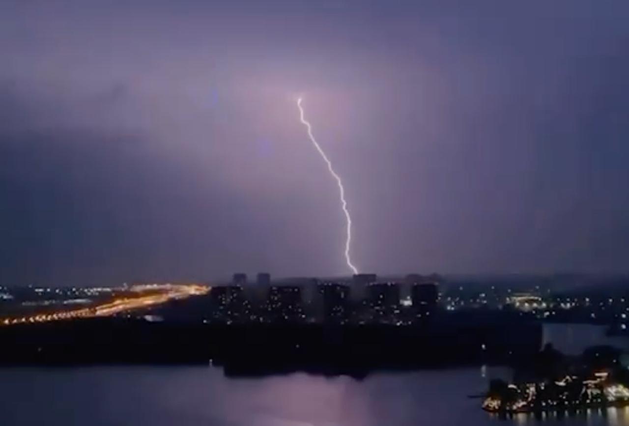 Мощная ночная гроза с молниями в небе над Москвой попала на видео