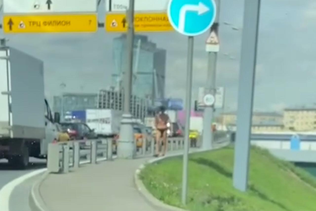 «Крокодил Данди» в трусах прогулялся по улице в центре Москвы и попал на видео