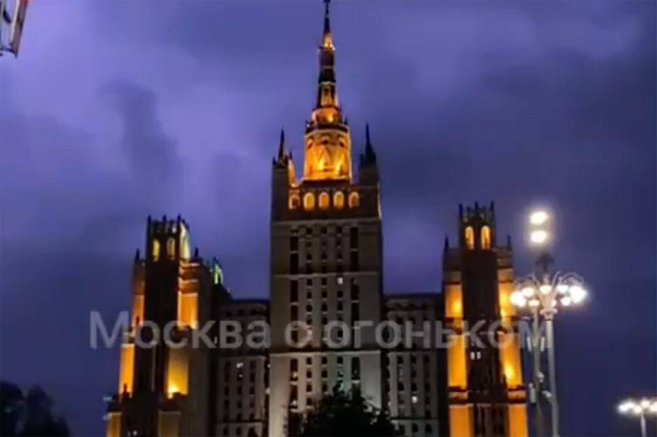 Москвичи сравнили сталинскую высотку с замком Дракулы