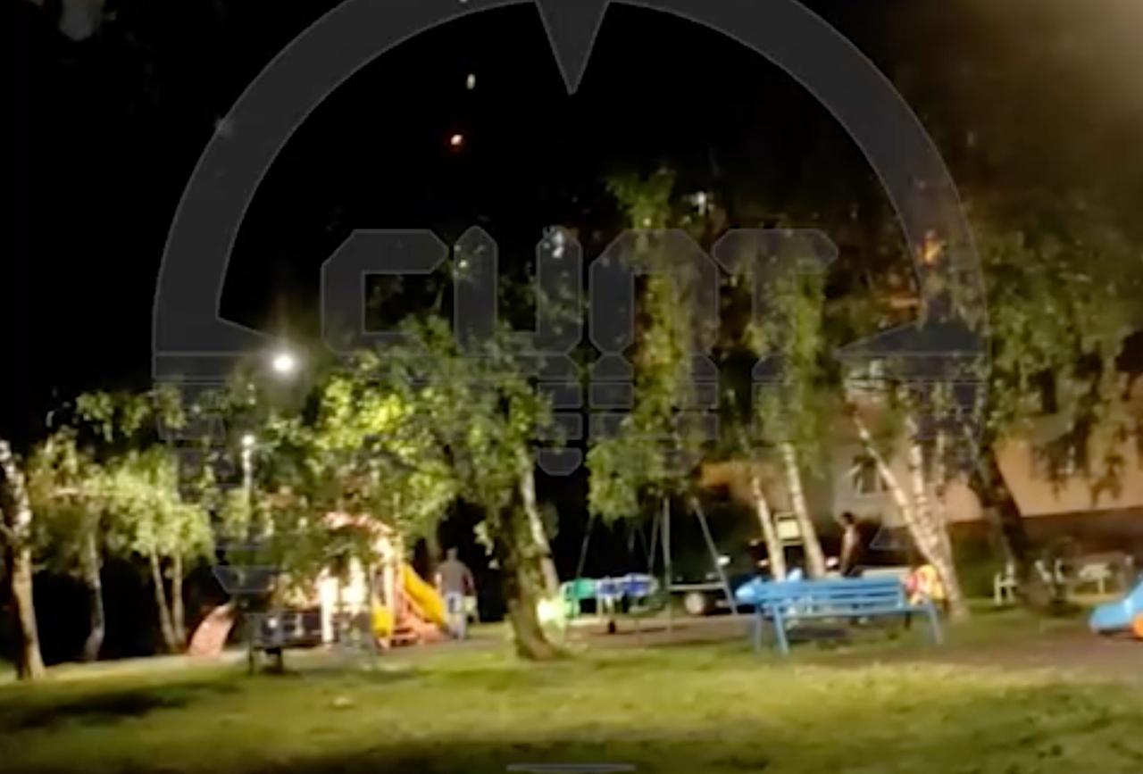 Напавший на компанию москвичей мужчина с ножом попал на видео