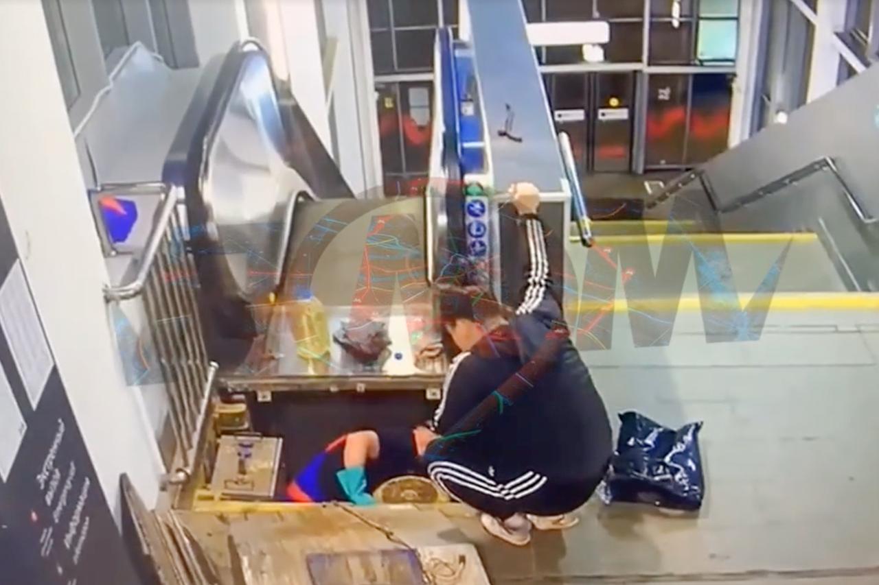 Руку мужчины зажало движущимися элементами эскалатора в московском метро