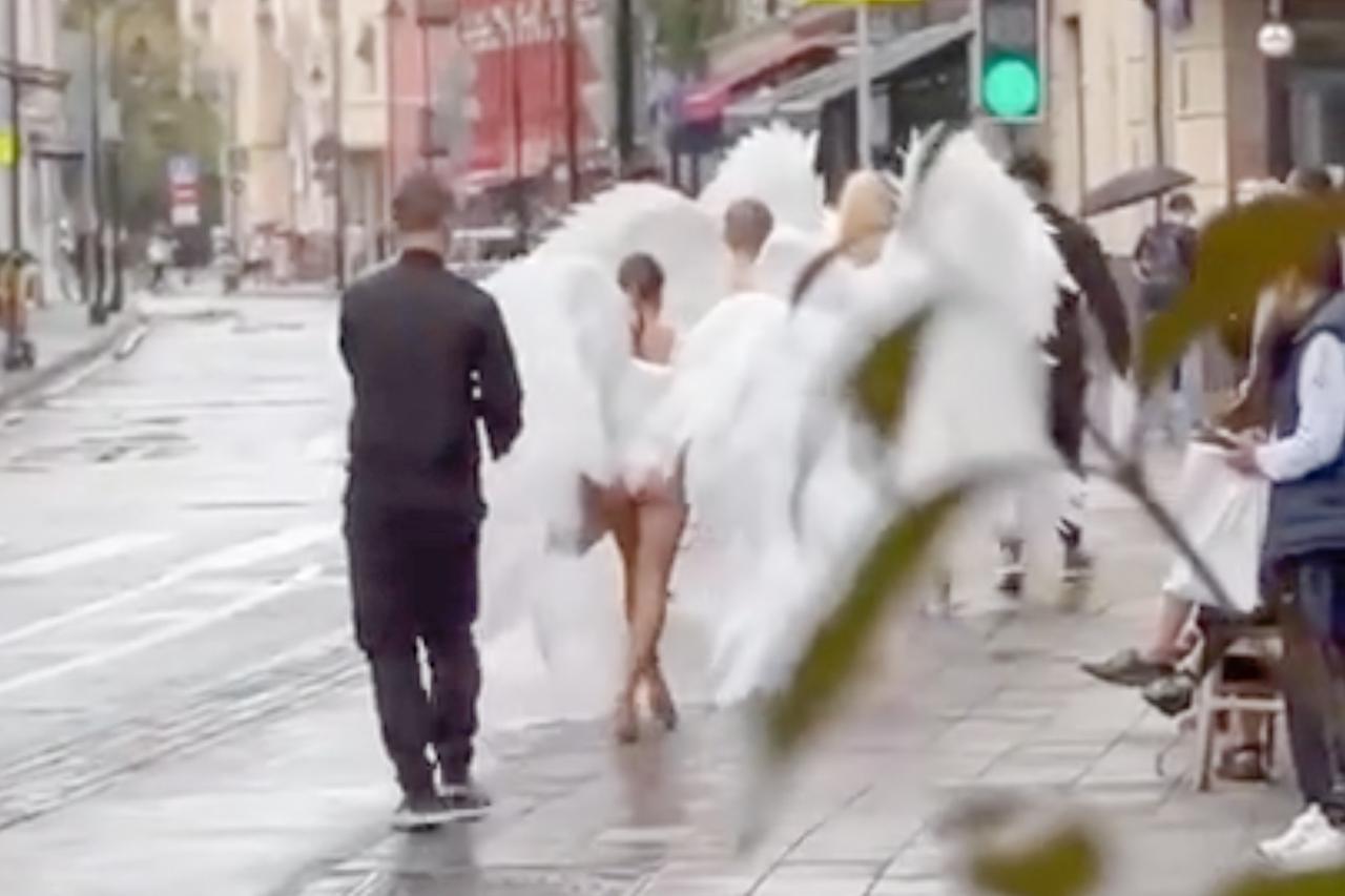 Массовая прогулка полуобнаженных женщин в центре Москвы попала на видео