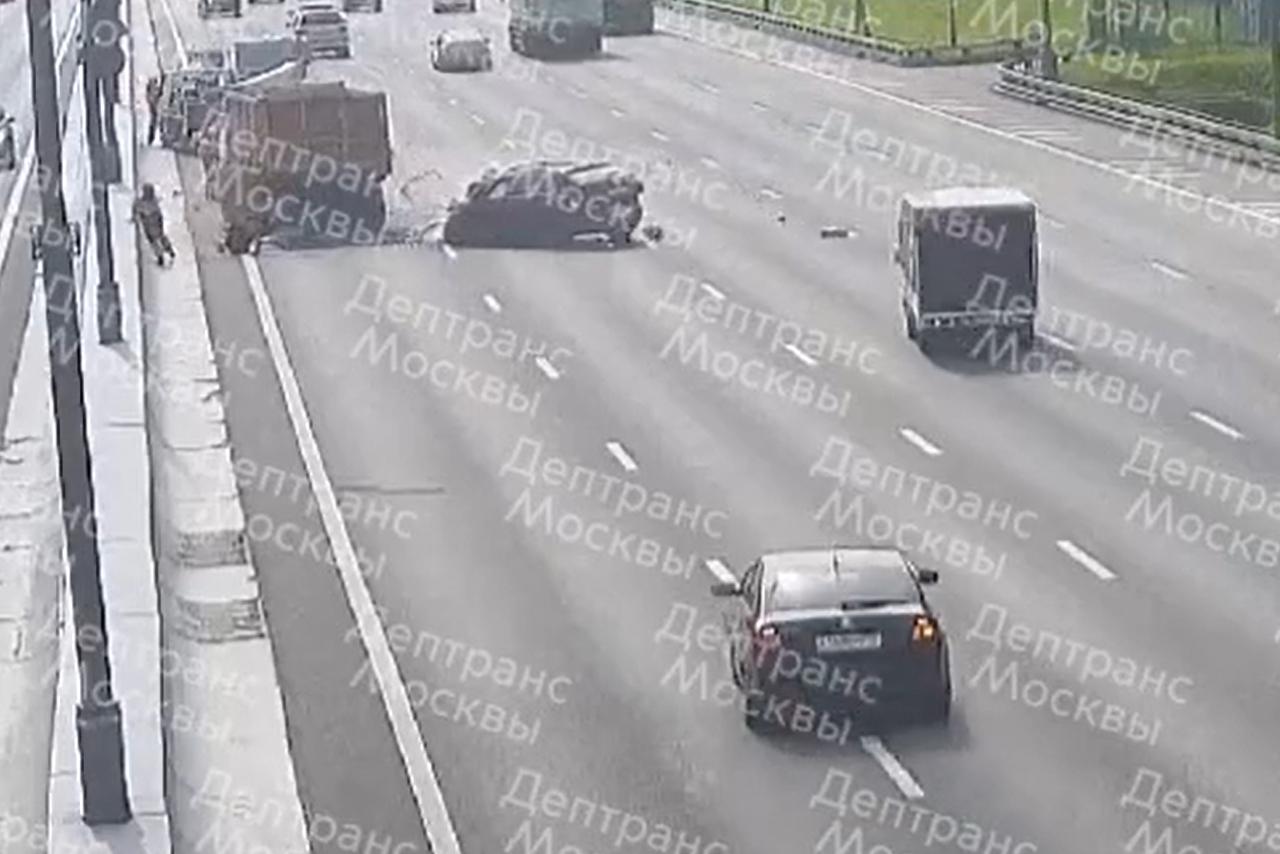 Авария на МКАД с тремя пострадавшими попала на видео