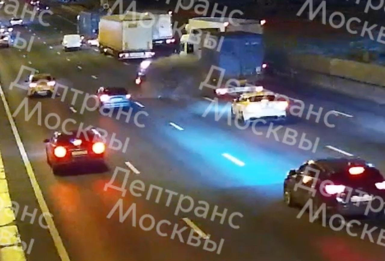 ДТП с грузовиком и попытавшейся обогнать его легковушкой на МКАД попало на видео
